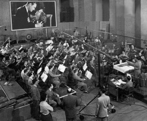 Rózsa dirigeant une session d'enregistrement aux studios Universal dans les années 40