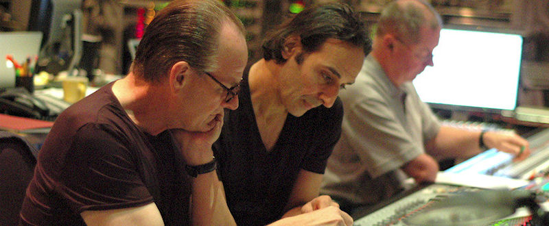 Conrad Pope (orchestrateur), Alexandre Desplat et Shawn Murphy (ingénieur du son) en 2008, pendant les sessions de The Curious Case Of Benjamin Button