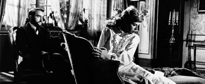 Montgomery Clift et Susannah York dans Freud