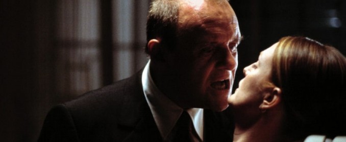 Hannibal (Anthony Hopkins) renifle Clarice Sterling (Julianne Moore)