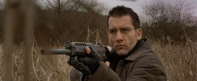 Le Professeur (Clive Owen), aux trousses de Jason Bourne