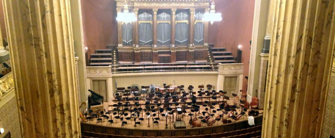 La grande et belle salle du Rudolfinum vue du balcon