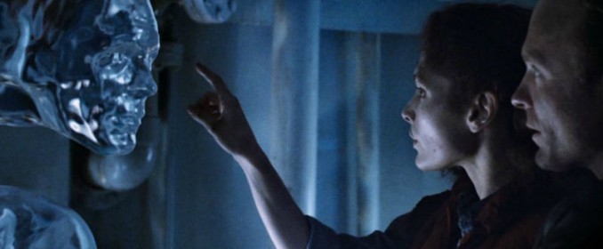 Mary Elizabeth Mastrantonio et Ed Harris dans The Abyss