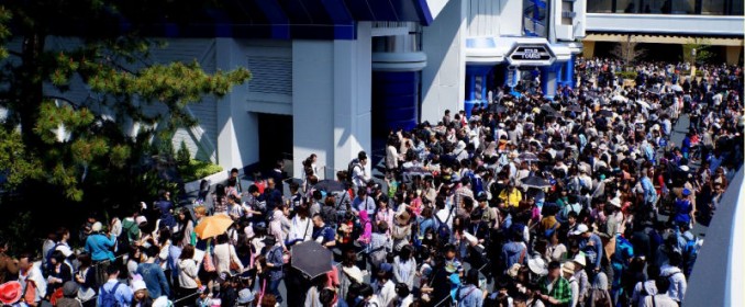 L'impressionnant file d'attente du Star Tours de Tokyo