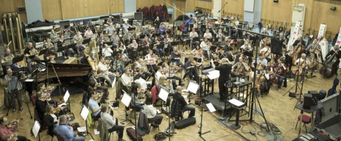 Peter Boyer dirigeant le London Philharmonic Orchestra à Abbey Road