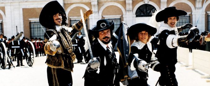 Frank Finlay, Oliver Reed, Michael York et Richard Chamberlain dans The Four Musketeers