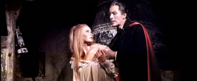 Veronica Carlson et Christopher Lee dans Dracula Has Risen From The Grave