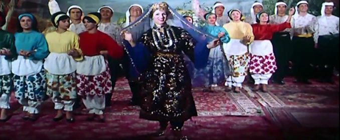Sabah en costume traditionnel pour une danse folklorique libanaise dans L’Idole des Foules (1964)