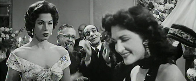 Samia Gamal aux côtés de la célèbre Dalida (à droite) dans Un Verre, une Cigarette (1955)