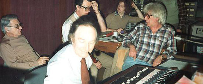 Jerry Goldsmith (à droite) pendant les sessions d'enregistrement de The Great Train Robbery
