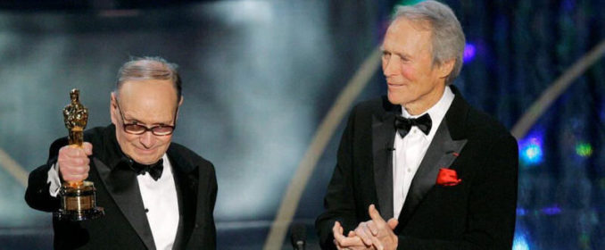 Ennio Morricone et son Oscar d'honneur, remis en 2007 par Clint Eastwood